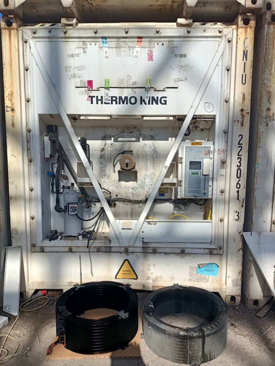 Разобранная холодильная установка Thermo King во время ремонта холодоконтура